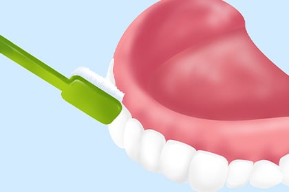 STEP2：入れ歯専用のブラシや洗浄剤で洗う